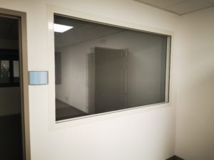Châssis aluminium acoustique 43 db affleurant avec film décoratif - RENOVAL MENUISERIES pour bâtiment administratif en construction modulaire