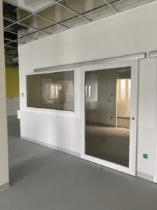 Châssis coupe-feu 30 et 60 minutes RENOVAL Menuiseries en pose fin de chantier - hôpital de Maubeuge
