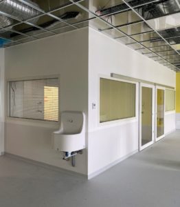 Châssis affleurant 1 et 2 faces pour salles de radiologie et de dyalise, les salles blanches et les blocs opératoires - RENOVAL MENUISERIES - Hôpital Maubeuge