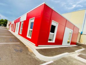 Fenêtres oscillo-battante et portes avec rupture de pont thermique sur construction hors site haut de gamme pour bureaux - RENOVAL Menuiseries pour Martin Calais
